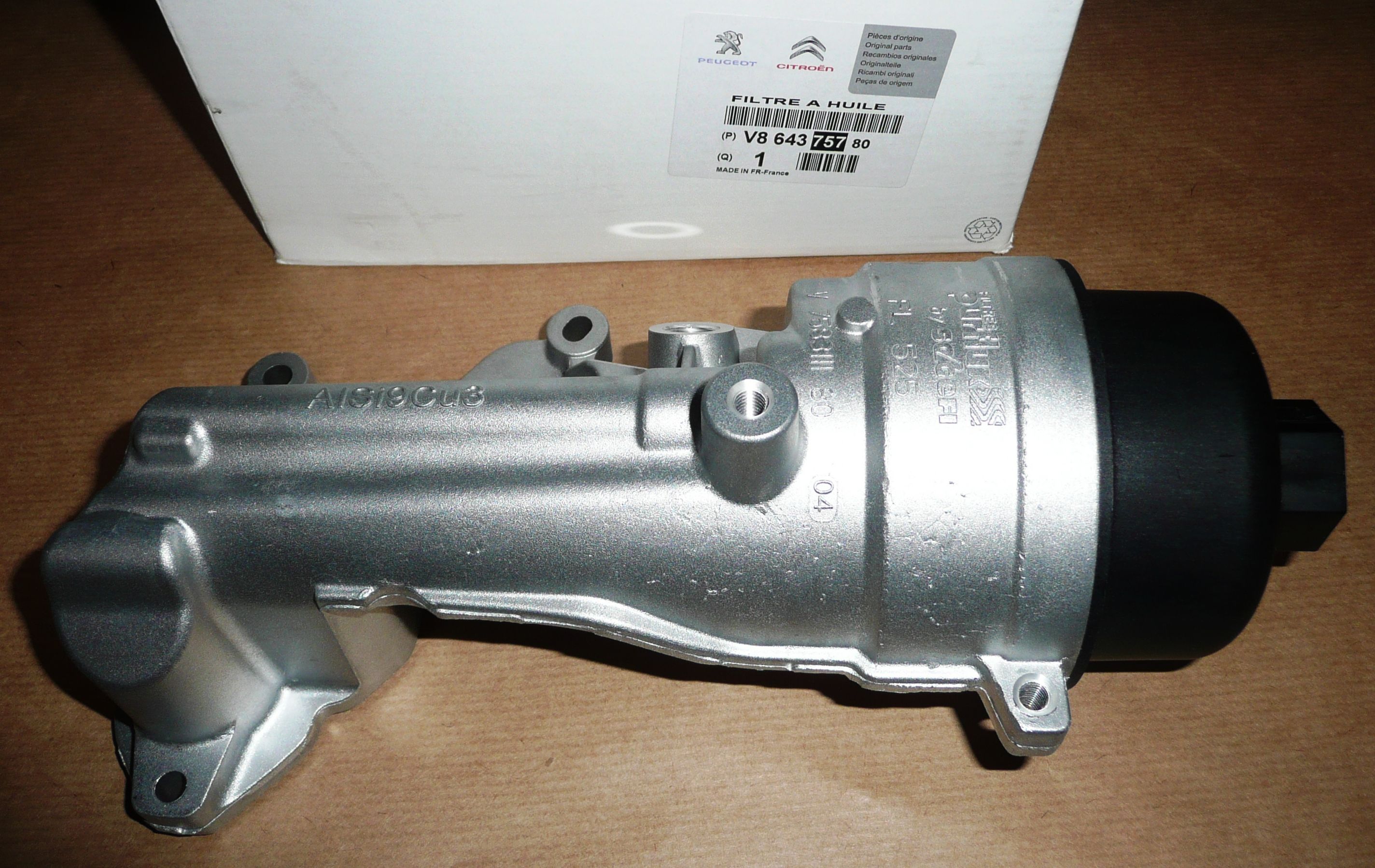 V864375780 DRŽÁK OLEJOVÉHO FILTRU 1.6